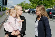 Isabelle (Ania Niedieck mit Nele Deneke als Baby Sophia) erf&auml;hrt von der Nanny (Isabel Schr&ouml;ter) getroffen, dass Richard bereits ausgezogen ist.
