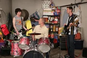 Als seine Eltern das Kabelfernsehen kündigen, hat Axl (Charlie McDermott, l.) plötzlich viel mehr Zeit. Er weiß auch genau, was er damit anstellen wird: Mit seinen Mit seinen Kumpels Darrin (John Gammon, M.) und Sean (Beau Wirick, r.) gründet er eine Rockband ... Als seine Eltern das Kabelfernsehen kündigen, hat Axl (Charlie McDermott, l.) plötzlich viel mehr Zeit. Er weiß auch genau, was er damit anstellen wird: Mit seinen Mit seinen Kumpels Darrin (John Gammon, M.) und Sean (Beau Wirick, r.) gründet er eine Rockband ...