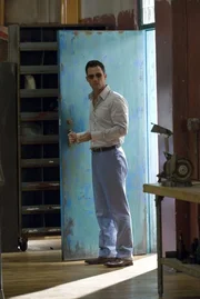 Michael (Jeffrey Donovan) schleust sich in die Gang eines Drogendealers ein. Er versucht dessen Aufmerksamkeit auf einen anderen, noch viel lukrativeren Deal, zu lenken. Michael (Jeffrey Donovan) schleust sich in die Gang eines Drogendealers ein. Er versucht dessen Aufmerksamkeit auf einen anderen, noch viel lukrativeren Deal, zu lenken.