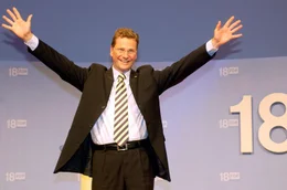 Der FDP-Vorsitzende Guido Westerwelle jubelt am Sonntag (08.09.2002) in Berlin zum Abschluss des Sonderparteitages der FDP den Delegierten zu.