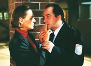 Mona (Anja Beatrice Kaul), die einen Deal mit Blondie hat, überredet Kittler (Egon Hofmann), Blondie auf die Krankenstation zu bringen. Mona (Anja Beatrice Kaul), die einen Deal mit Blondie hat, überredet Kittler (Egon Hofmann), Blondie auf die Krankenstation zu bringen.