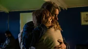 Alison (Rose Ayling-Ellis) findet R&uuml;ckhalt bei ihrem Vater Ray (John Bishop).