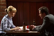 Bei einem gemeinsamen Abendessen kommen sich Det. Lilly Rush (Kathryn Morris, l.) und Ryan Cavanaugh (Johnny Messner, r.) n&auml;her ...