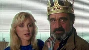 Der gl&uuml;ckliche Mark: Nina (Shannon Tweed) hat es auf Marks (Victor French) Geld abgesehen