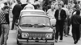 "Wenn sie rosten, ab in den Osten". Im letzten Jahr der DDR ist alles m&ouml;glich: Der Hunger nach Autos aus dem Westen ist so gro&szlig;, dass selbst Schrottwagen Rekordpreise erzielen. Einen T&Uuml;V gibt's in der DDR nicht.