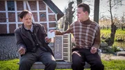 Mit Skepsis nimmt Karl (Milan Peschel, l.), einen Brief von seinem Nachbarsjungen Hinni (Marius Ahrendt, r.) entgegen. Er f&uuml;rchtet ungute Nachrichten von seiner Exfrau.