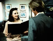 Junghotelier Barry (Brian Kerwin, r.) begrüßt die hübsche, aber intrigante Allison (Judith-Marie Bergen, l.), eine alte Schulfreundin. Junghotelier Barry (Brian Kerwin, r.) begrüßt die hübsche, aber intrigante Allison (Judith-Marie Bergen, l.), eine alte Schulfreundin.