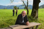 Andreas Reind (August Schm&ouml;lzer, r.) belasten nicht nur wirtschaftliche Sorgen. Doch diese verheimlicht er seinem Sohn Jakob (Bernhard Piesk, l.) und Tier&auml;rztin Dr. Johanna Maiwald (Doris Schretzmayer, M.).