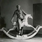 Max Ernst mit Schaukelpferd (1937).