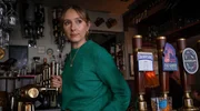 Undercover auf eigene Faust: Die taubstumme Alison Brooks (Rose Ayling-Ellis) kellnert in die Bar der Gangster.