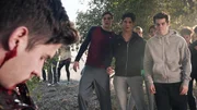 Ein neues Opfer ist aufgetaucht. Doch diesmal handelte es sich nicht um eine Jungfrau. Stiles (Dylan O'Brien, re.) geht jetzt davon aus, dass der Verantwortliche sein Schema ge&auml;ndert hat und nun neue Opfer sucht, die etwas anderes als ihre Jungfr&auml;ulichkeit verbindet. Isaac (Daniel Sharman, li.) und Scott (Tyler Posey) sehen die Dinge etwas anders.