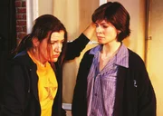 Walter (Katy Karrenbauer, li.) reagiert ablehnend auf Susannes (Cheryl Shepard) Schwangerschaft und hat aus Frust zuviel getrunken. Susanne ist entt&auml;uscht und verletzt.