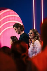 Jeannine Michaelsen (l.), Yorick Thiede (M.) und Florentine Osche (r.) treten in der Comedy-Gameshow "Neo Social Club" gegeneinander an.