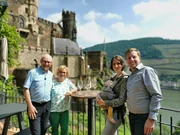 Drei Generationen von Burgenrettern: Familie Hecher lebt seit 1975 auf Burg Rheinstein und bewahrte das Gemäuer vor dem Verfall: Markus Hecher (l.) und seine Frau Cornelia (2.v.l.), Marco Hecher (r.) mit seiner Frau Cora (v.r.) und Sohn Mattis (3.v.r.). Drei Generationen von Burgenrettern: Familie Hecher lebt seit 1975 auf Burg Rheinstein und bewahrte das Gemäuer vor dem Verfall: Markus Hecher (l.) und seine Frau Cornelia (2.v.l.), Marco Hecher (r.) mit seiner Frau Cora (v.r.) und Sohn Mattis (3.v.r.).