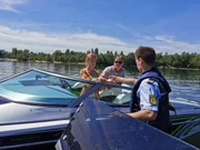 Fahrzeugpapiere und Führerschein bitte: Polizeioberkommissar Timo Breusch kontrolliert Sportbootfahrer:innen im Sommer regelmäßig, denn auf dem Rhein gelten strenge Schifffahrtsregeln. Fahrzeugpapiere und Führerschein bitte: Polizeioberkommissar Timo Breusch kontrolliert Sportbootfahrer:innen im Sommer regelmäßig, denn auf dem Rhein gelten strenge Schifffahrtsregeln.