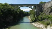 Ponte Nelli. Hier gingen die Warentransporte auf bis zu 30 m langen Fl&ouml;&szlig;en auf dem Piave vorbei Richtung Venedig.