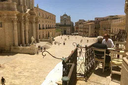 einer der sch&ouml;nsten Pl&auml;tze der Welt: die Piazza Duomo in Siracusa vom Palazzo Beneventano aus gesehen.