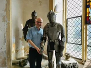 Auf Du und Du mit dem Ritter: Markus Hecher hat über die Jahre eine gute Beziehung zum Geist des früheren Burgherrn aufgebaut. Auf Du und Du mit dem Ritter: Markus Hecher hat über die Jahre eine gute Beziehung zum Geist des früheren Burgherrn aufgebaut.