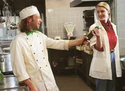 Leo (Joey Zimmermann) versucht Blondie (Victoria Madincea), die neu in der K&uuml;che ist, anzumachen.
