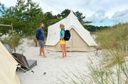 Unmittelbar in den D&uuml;nen befinden sich die &bdquo;Glampingzelte&ldquo; des Eco Beach Camps. (Ort der Aufnahme: Nex&oslash;, links Magnus Klein Kofoed, rechts Lisa Knittel).