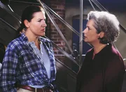 Uschi (Barbara Freier, re.) erz&auml;hlt Walter (Katy Karrenbauer), da&szlig; Walters Bruder unter Mordverdacht steht.