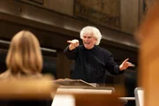 Sir Simon Rattle (Bild) dirigiert die Matth&auml;uspassion: Chor und Symphonieorchester des Bayerischen Rundfunks erweisen sich abermals als h&ouml;chst flexible Klangk&ouml;rper mit herausragenden Solisten.