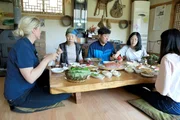 Angekommen in S&uuml;dkorea: Susannes (li.) erste traditionelle Mahlzeit bei Jong-hwas Familie