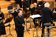Sir Simon Rattle dirigiert die Matth&auml;uspassion: Chor und Symphonieorchester des Bayerischen Rundfunks erweisen sich abermals als h&ouml;chst flexible Klangk&ouml;rper mit herausragenden Solisten. Bild: Tenor Andrew Staples.