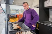 Jan Fitze beim Verkauf von 300 Olma Bratw&uuml;rsten.