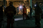 Zahlreiche Einsatzkräfte bemühen sich, über einen unterirdischen Rettungstunnel Zugang zu den Verschütteten zu schaffen. Zahlreiche Einsatzkräfte bemühen sich, über einen unterirdischen Rettungstunnel Zugang zu den Verschütteten zu schaffen.