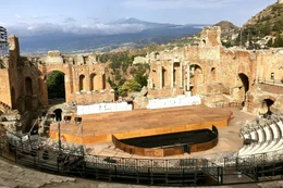diesen Ausblick hat schon Goethe genossen: das antike Amphitheater von Taormina mit Block auf den &Auml;tna.