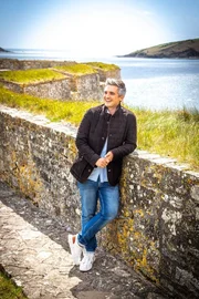 Donal Skehan; Nikolaj und Nukaka mit Ann Andreasen (ganz links), der Leiterin des Kinderheims in Uummannaq und einigen der dort lebenden Kinder.