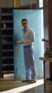 Michael (Jeffrey Donovan) schleust sich in die Gang eines Drogendealers ein. Er versucht dessen Aufmerksamkeit auf einen anderen, noch viel lukrativeren Deal, zu lenken.