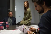 Die beiden BKA-Beamten Frank Lewen (Stefan Gebelhoff, l.) und Julia Weigert (Laura Berlin, M.) sind fest davon &uuml;berzeugt, dass Felix (Tom Beck, r.) nicht in der Lage ist, innerhalb k&uuml;rzester Zeit nur anhand diverser Untersuchungsprotokolle einen M&ouml;rder ausfindig zu machen. Eine fatale Fehleinsch&auml;tzung mit t&ouml;dlichen Folgen ...