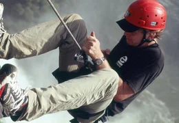 Ein riskantes Unterfangen: Um die Ru&szlig;segler hinter den Wasserf&auml;llen filmen zu k&ouml;nnen, seilt sich Filmemacher Christian Baumeister ab.