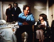 Selbst zu Weihnachten kennt der miese Eddie keine Gnade und entl&auml;sst den Vater des kleinen Bobby (r.) ...