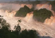 W&auml;hrend der Regenzeit st&uuml;rzen bis zu 7.000 m&sup2; Wasser pro Sekunde die Iguacu Wasserf&auml;lle hinab.