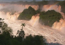 W&auml;hrend der Regenzeit st&uuml;rzen bis zu 7.000 m&sup2; Wasser pro Sekunde die Iguacu Wasserf&auml;lle hinab.