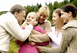Ungetr&uuml;btes Familiengl&uuml;ck: Helmut (Christoph Waltz) und Nelly (Katharina Abt) mit ihren drei T&ouml;chtern Fanny (Henrike Kresser), Kathi (Lena Meckl) und Theresa (Sidney Gersina).