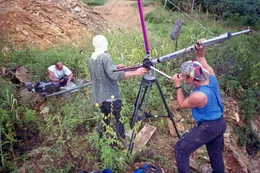 Dreharbeiten im Santanabecken in Brasilien: Der Aufbau des Kamerakrans bereitete dem Team auf dem feuchten Grund ungeahnte Schwierigkeiten.