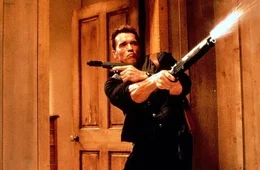 U.S. Marshal John Kruger (Arnold Schwarzenegger) in Aktion.