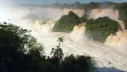 W&auml;hrend der Regenzeit st&uuml;rzen bis zu 7.000 m3 Wasser pro Sekunde die Iguaz&uacute; Wasserf&auml;lle hinab.