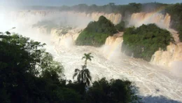 W&auml;hrend der Regenzeit st&uuml;rzen bis zu 7.000 m3 Wasser pro Sekunde die Iguaz&uacute; Wasserf&auml;lle hinab.