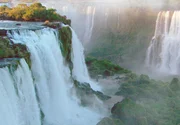 Naturwunder Iguacu: Die weltber&uuml;hmten Wasserf&auml;lle sind ca. 2.700 Meter breit.