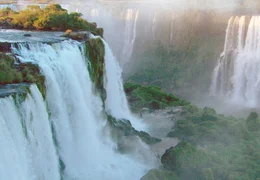 Naturwunder Iguacu: Die weltber&uuml;hmten Wasserf&auml;lle sind ca. 2.700 Meter breit.