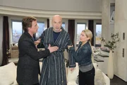 Tom (Patrick Kalupa, l.) und Anna (Jeanette Biedermann, r.) machen sich gro&szlig;e Sorgen um Bruno (K. Dieter Klebsch, M.), dem es immer schlechter geht ...