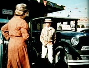 Voller Stolz über seinen neuen Job als Autoverkäufer setzt Ben (Eric Scott, r.) alles daran, Mrs. Brimmer (Nora Marlowe, l.) als Kundin zu gewinnen. Voller Stolz über seinen neuen Job als Autoverkäufer setzt Ben (Eric Scott, r.) alles daran, Mrs. Brimmer (Nora Marlowe, l.) als Kundin zu gewinnen.