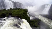 Iguaz&uacute; &ndash; die gr&ouml;&szlig;ten Wasserf&auml;lle der Erde: Durchschnittlich st&uuml;rzen 1.700 m3 pro Sekunde - nach l&auml;ngeren Niederschl&auml;gen bis zu 7.000 m3 pro Sekunde - die F&auml;lle hinab.