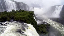Iguaz&uacute; &ndash; die gr&ouml;&szlig;ten Wasserf&auml;lle der Erde: Durchschnittlich st&uuml;rzen 1.700 m3 pro Sekunde - nach l&auml;ngeren Niederschl&auml;gen bis zu 7.000 m3 pro Sekunde - die F&auml;lle hinab.