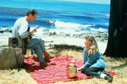 Romantik pur - doch anstatt Champagner gibt es Limonade, denn sobald Nadia (Kim Basinger, r.) auch nur einen tropfen Alkohol trinkt, rastet sie v&ouml;llig aus und das will Walter (Bruce Willis, l.) unbedingt verhindern ...